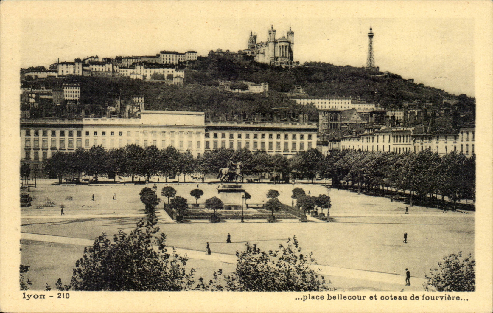 Place Bellecour et Coteau de Fourvière — Lyon — Éditions J. Cellard