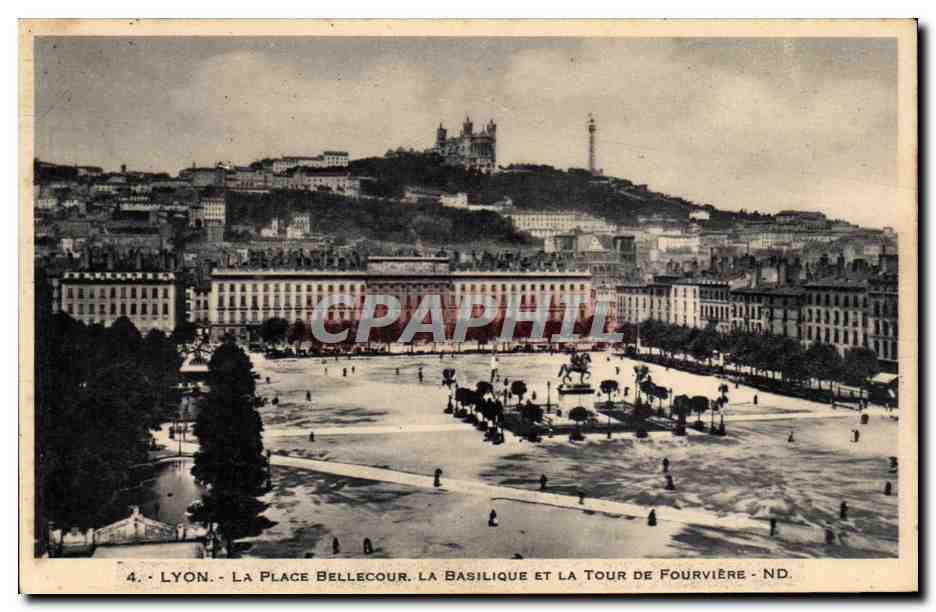 Lyon - La Place Bellecour, la Basilique et la Tour de Fourvière - ND.
