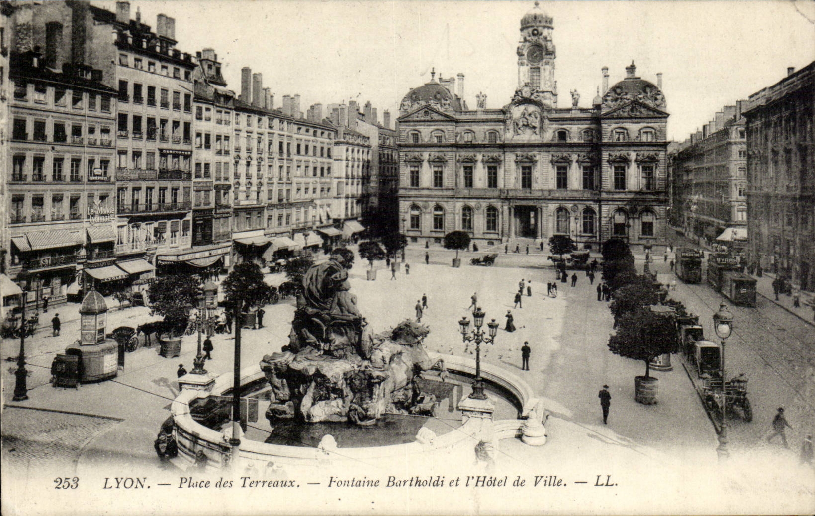 Lyon — Place des Terreaux — Fontaine Bartholdi et l'Hôtel de Ville — LL. — N° 253
