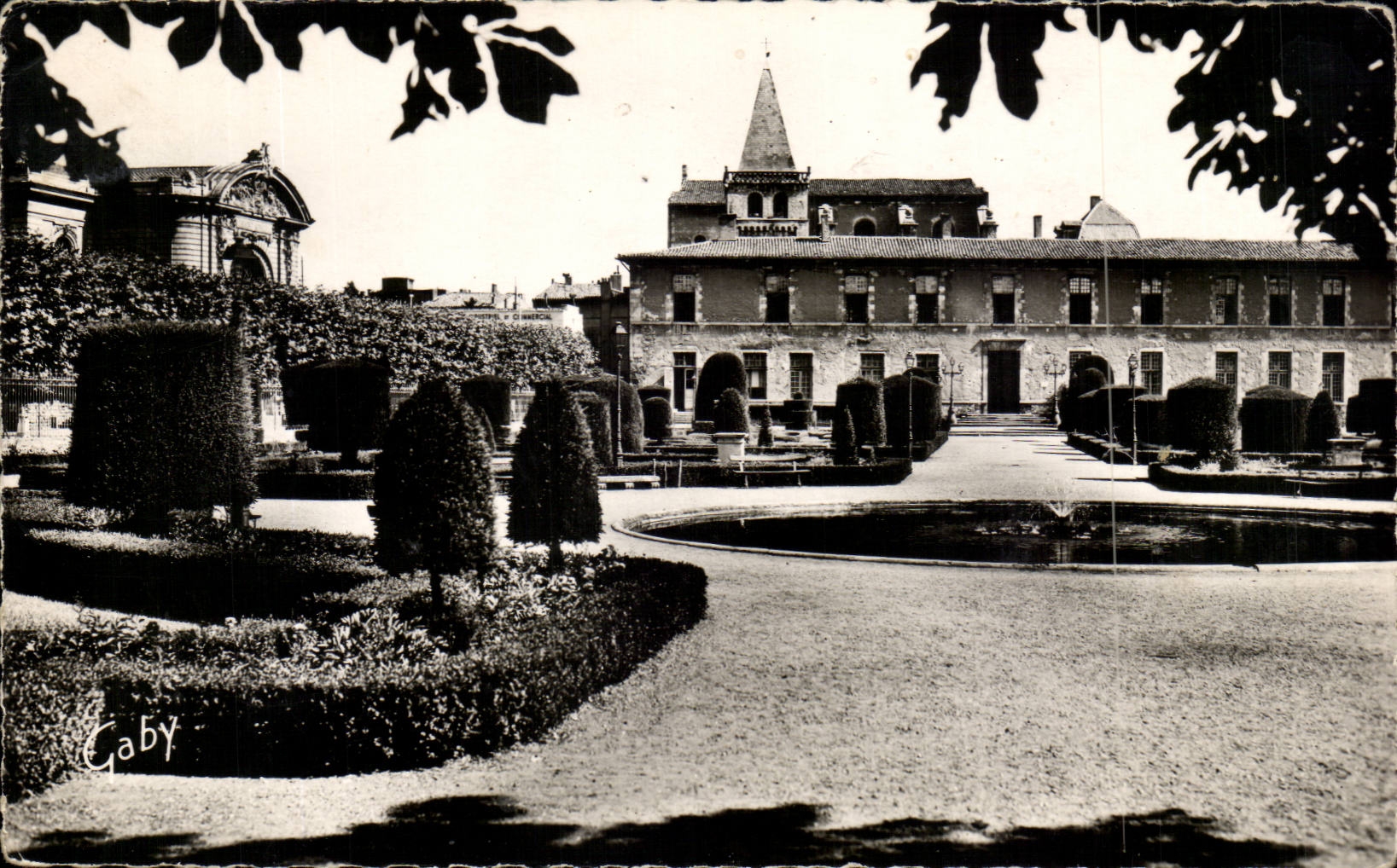 CPA Castres Jardin de l'eveche au fond l'hotel de ville