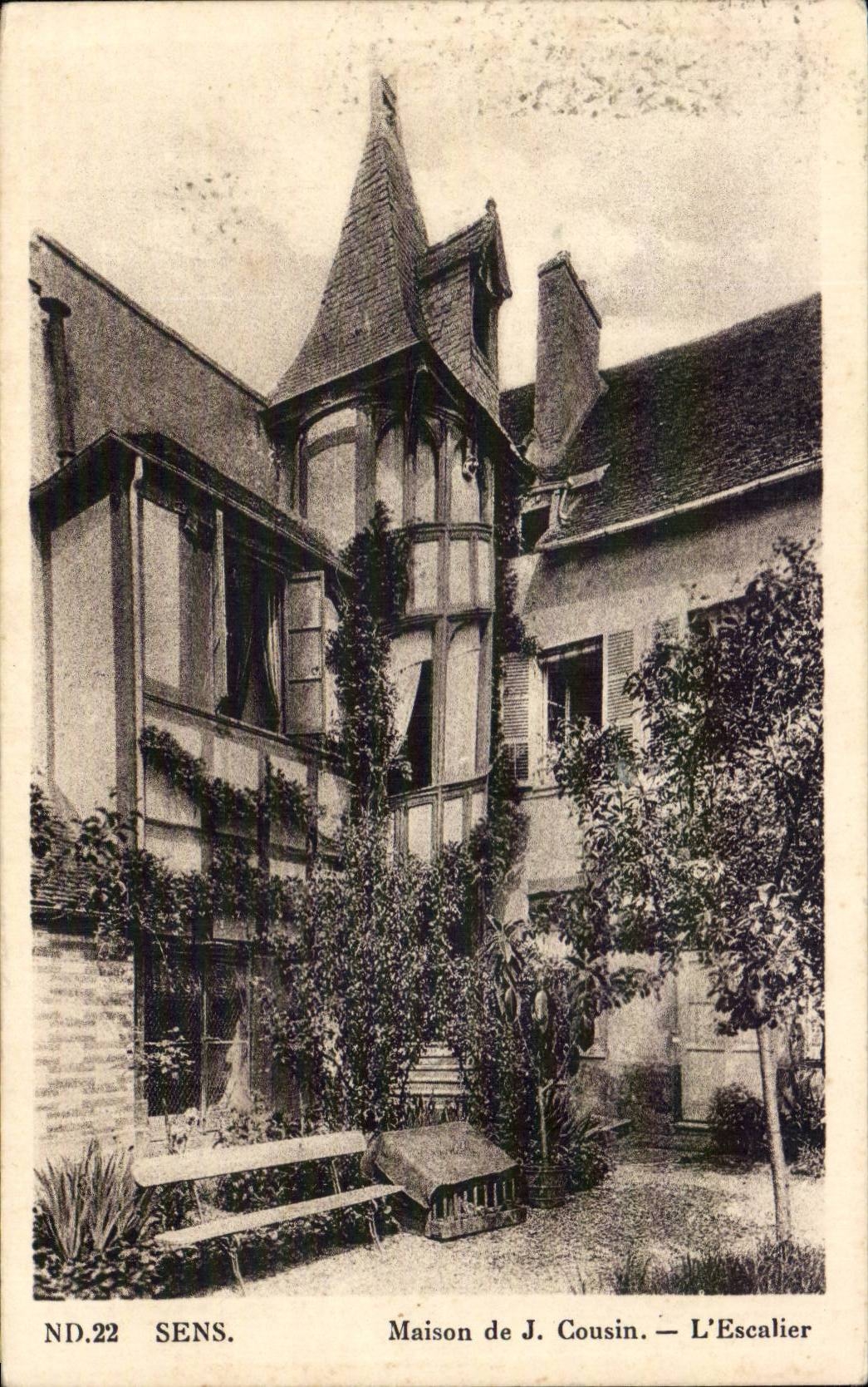 CPA Sens Maison de J Cousin l'escalier