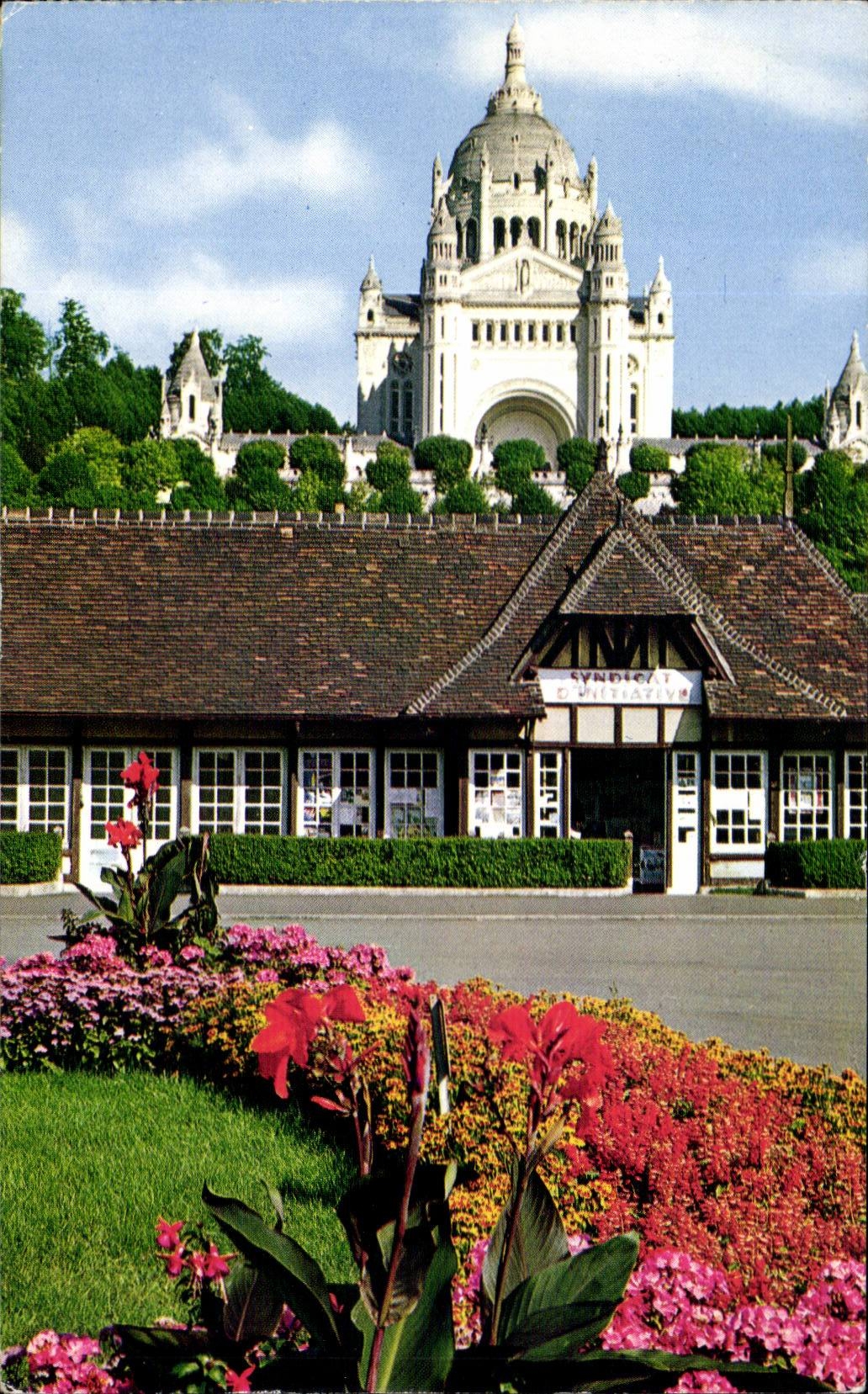 CPSM Lisieux La basilique Sainte Therese vue de la place de la gare