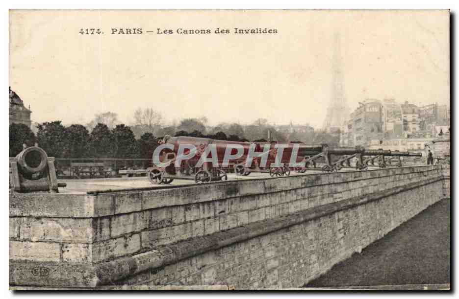 CPA Paris Les canons des Invalides Tour Eiffel