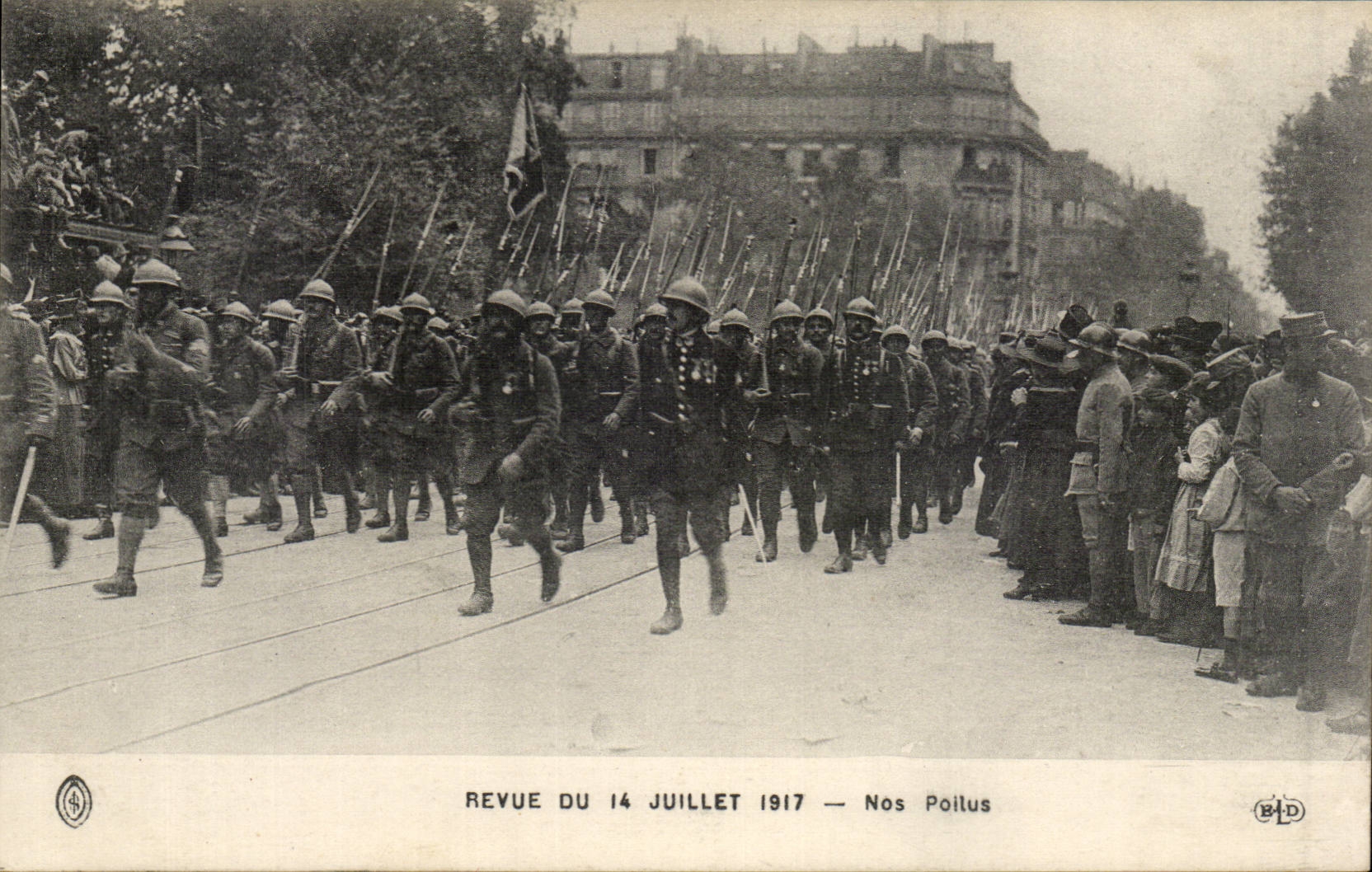 CPA Paris Revue du 14 juillet 1917 Nos poilus Militaria