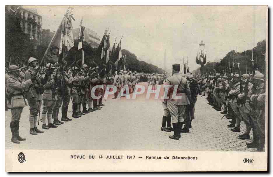 CPA Paris Revue du 14 juillet 1917 Poilus Remise des decorations Militaria