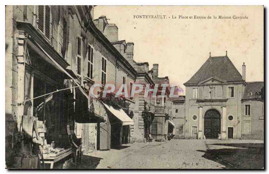 CPA Fontevrault La place et entree de la maison centrale