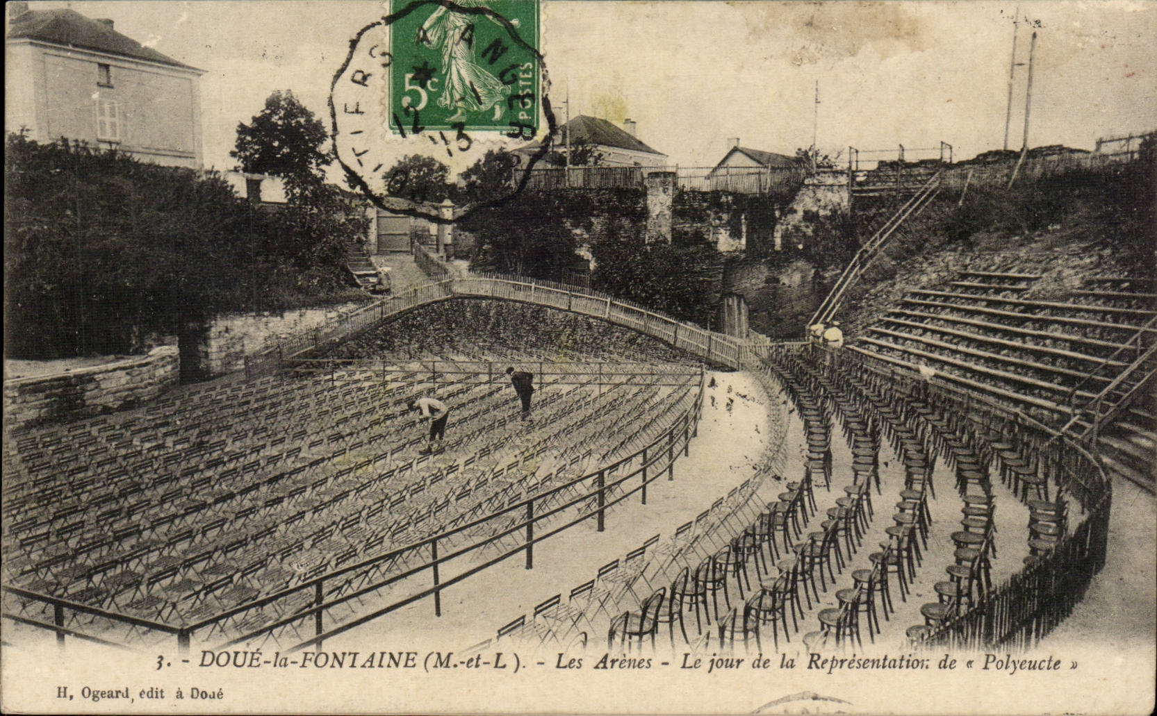 CPA Doue la Fontaine Les arenes Le jour de la representation de Polyeucte Theatre