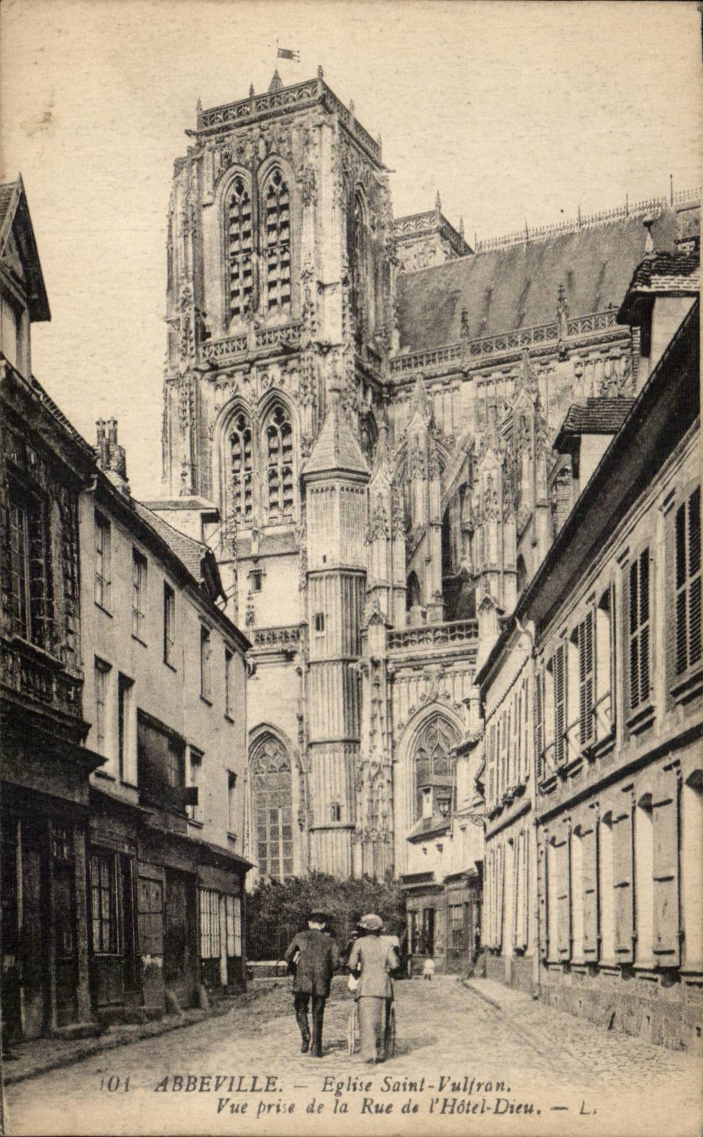 Abbeville — Église Saint-Vulfran vue de la Rue de l'Hôtel-Dieu — L. n°101