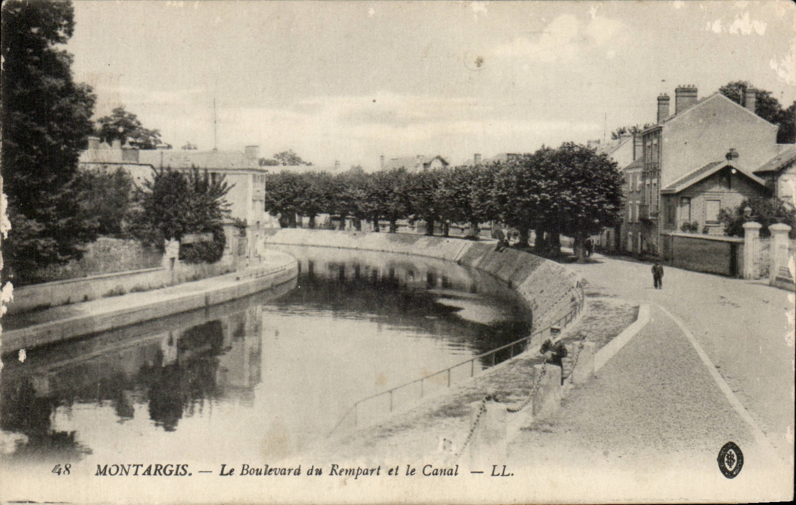 CPA Montargis le boulevard du rempart et le canal