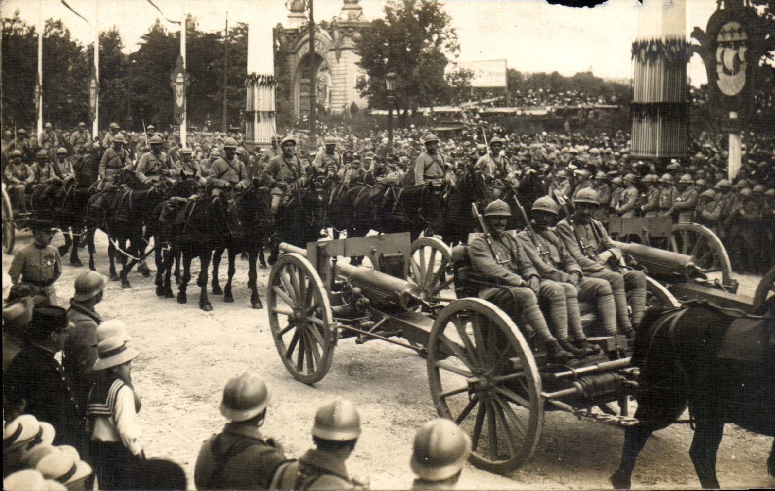 CPA Les fetes de la victoire 14 juillet 1919 Les artilleurs Militaria