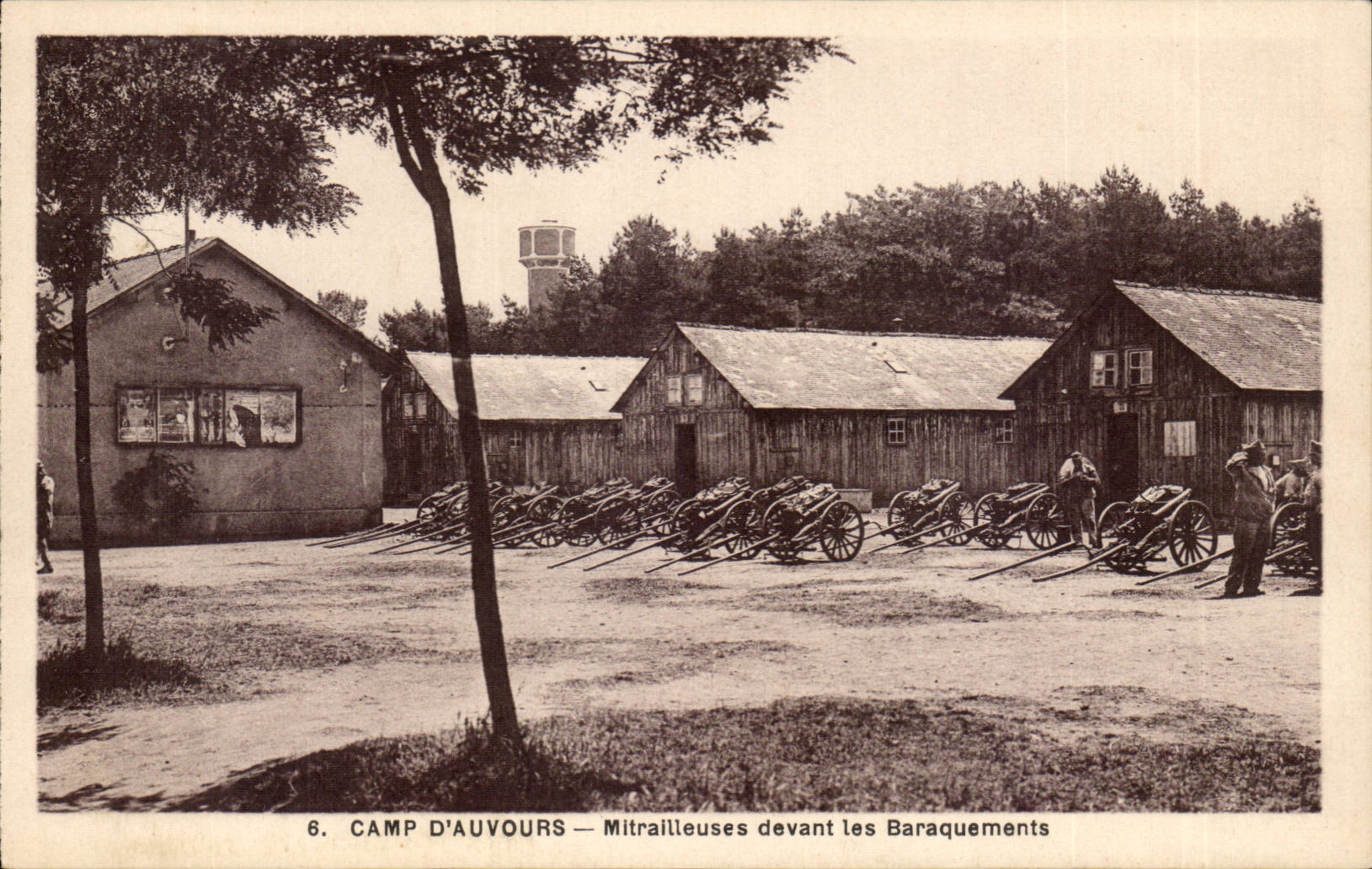 CPA CAmp d'Auvours Mitrailleuses devant les baraquements Militaria
