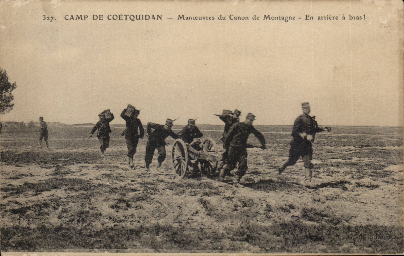 CPA Camp de Coetquidan Manoeuvres de canons en montagne En arriere a bras !