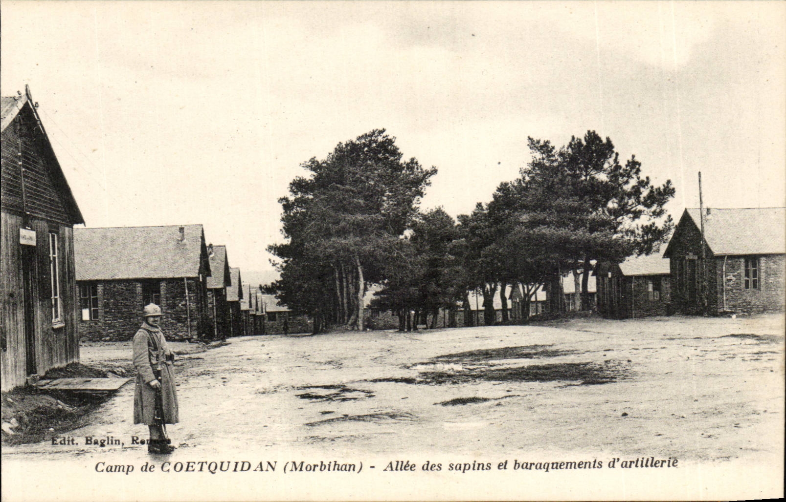 CPA Militaria Camp de Coetquidan Allee des sapins et baraquements d'artillerie