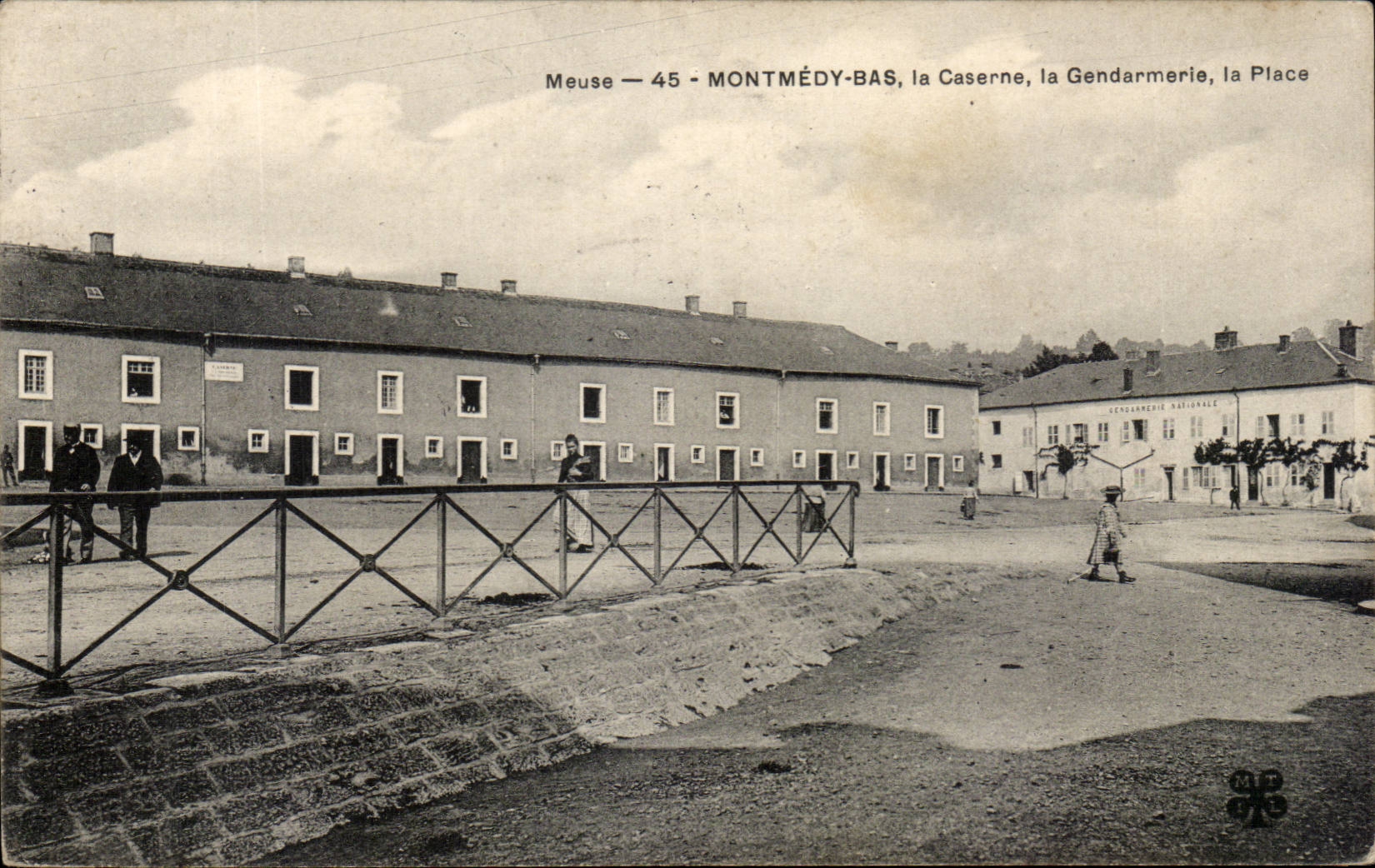 CPA Militaria Montmedy Bas Caserne Gendarmerie La place