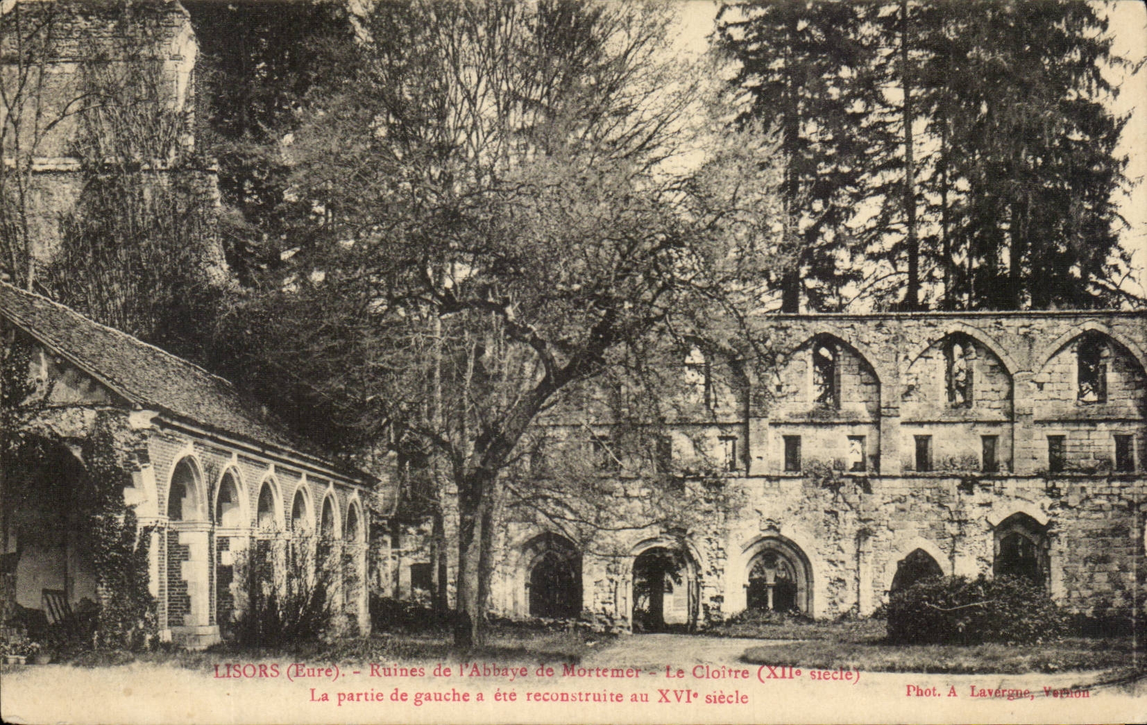 CPA Lisors Ruines de l'abbaye de Mortemer le cloitre La partie de gauche a ete reconstruite au 16eme