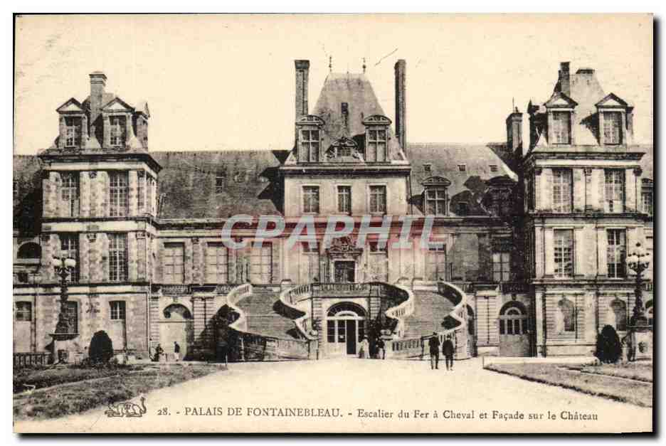 Palais de Fontainebleau — Escalier du Fer à Cheval et Façade sur le Château — CPAPHIL n°28