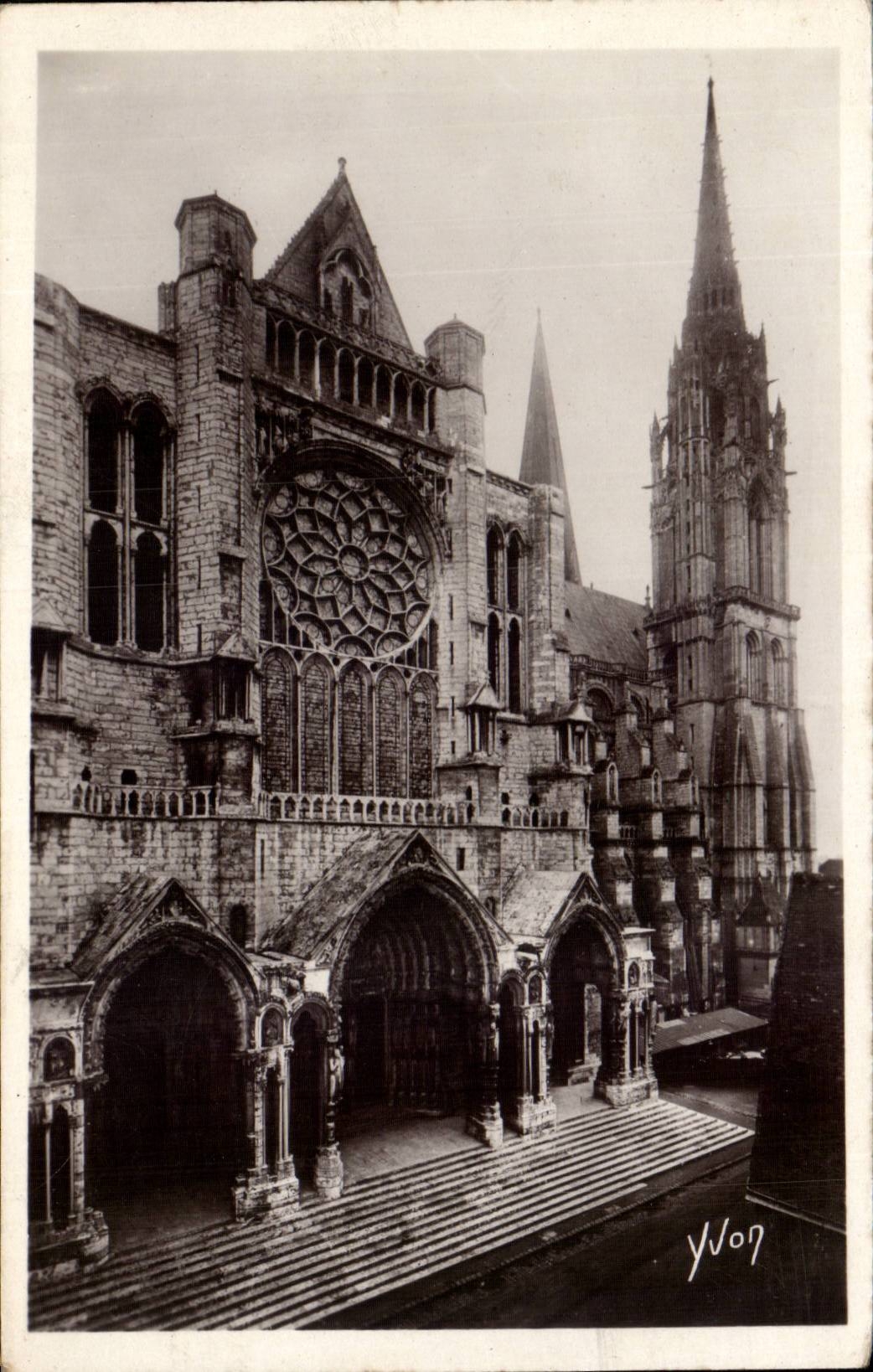 Chartres — La Cathédrale, Le Portail Nord et la Flèche — Éditions D'Art Yvon, Paris