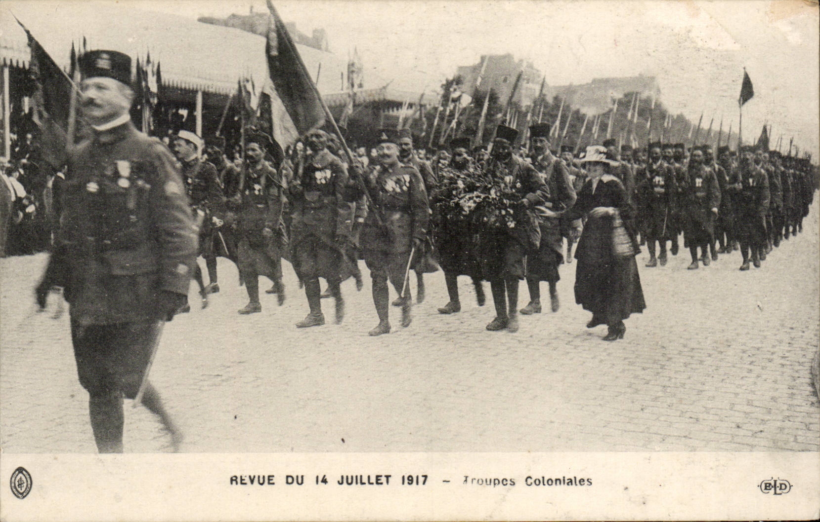 CPA Revue du 14 juillet 1917 Troupes coloniales Militaria 