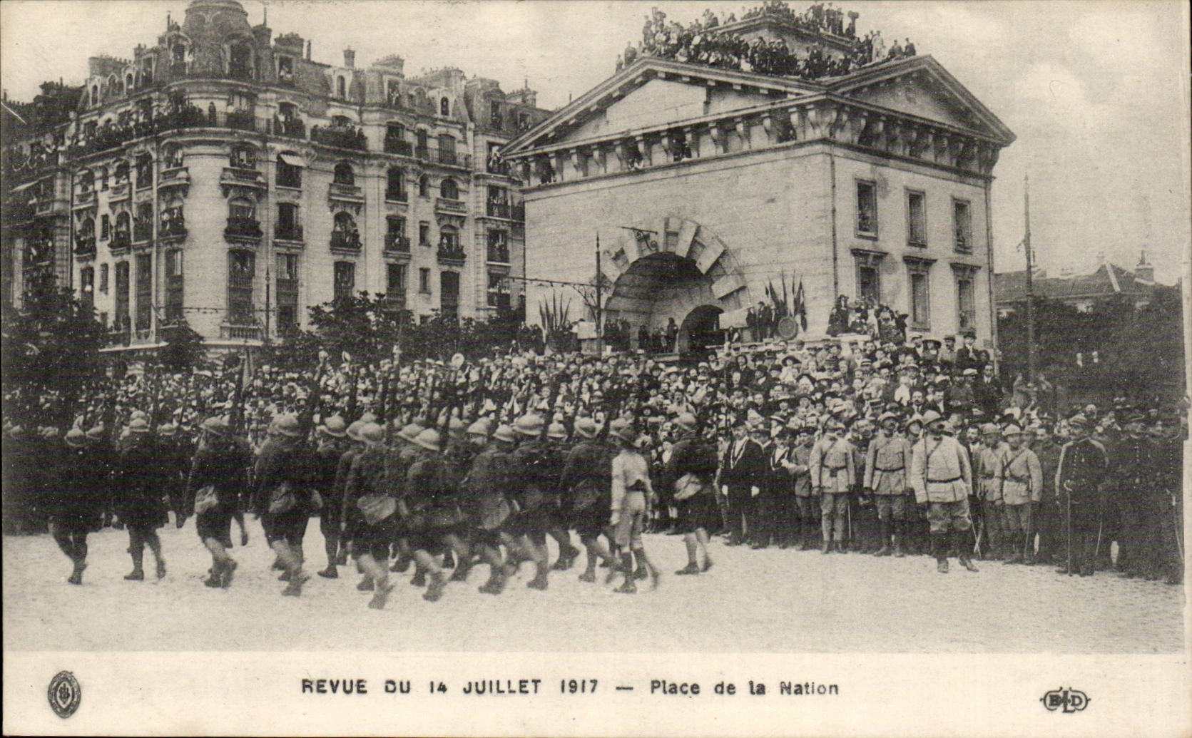 CPA Revue du 14 juillet 1917 Place de la Nation Paris Militaria