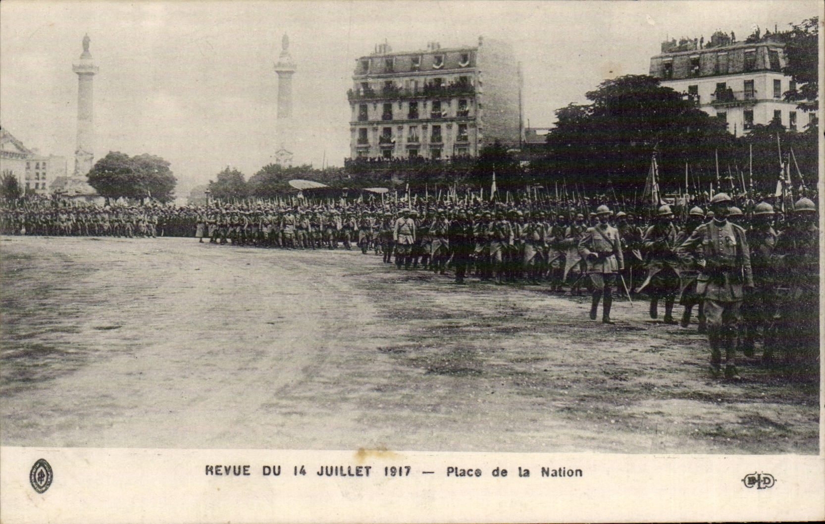 CPA Revue du 14 juillet 1917 Place de la Nation Paris Militaria