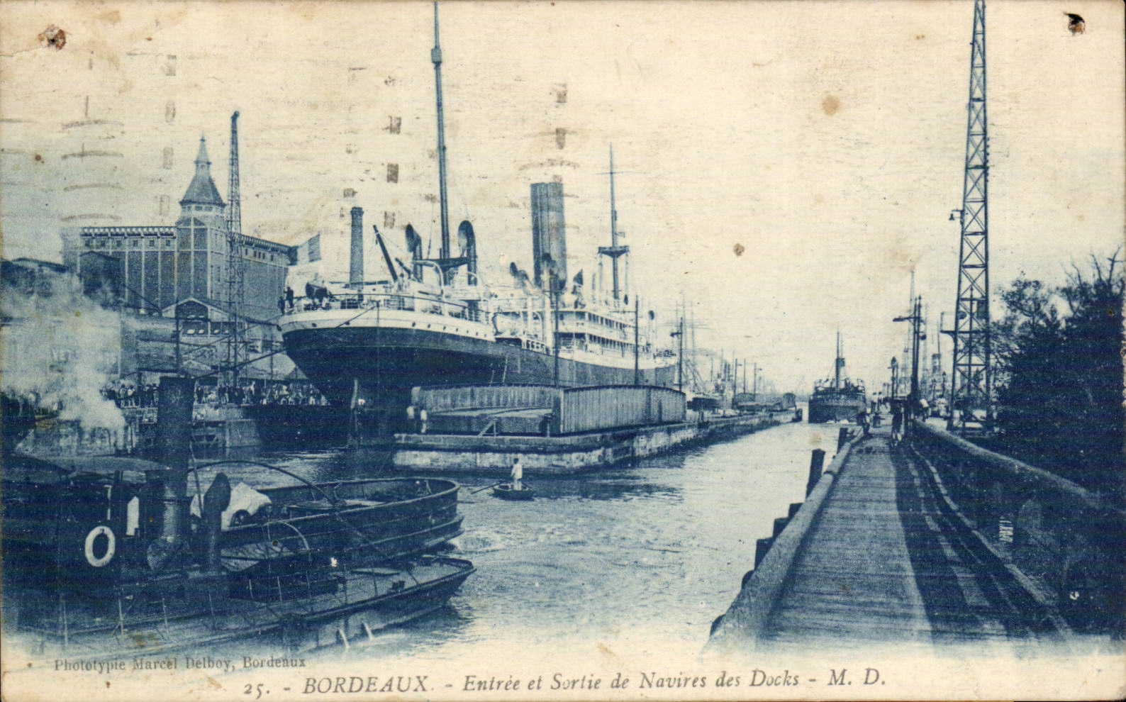 CPA Bordeaux Entree et sortie de navires des docks bateaux
