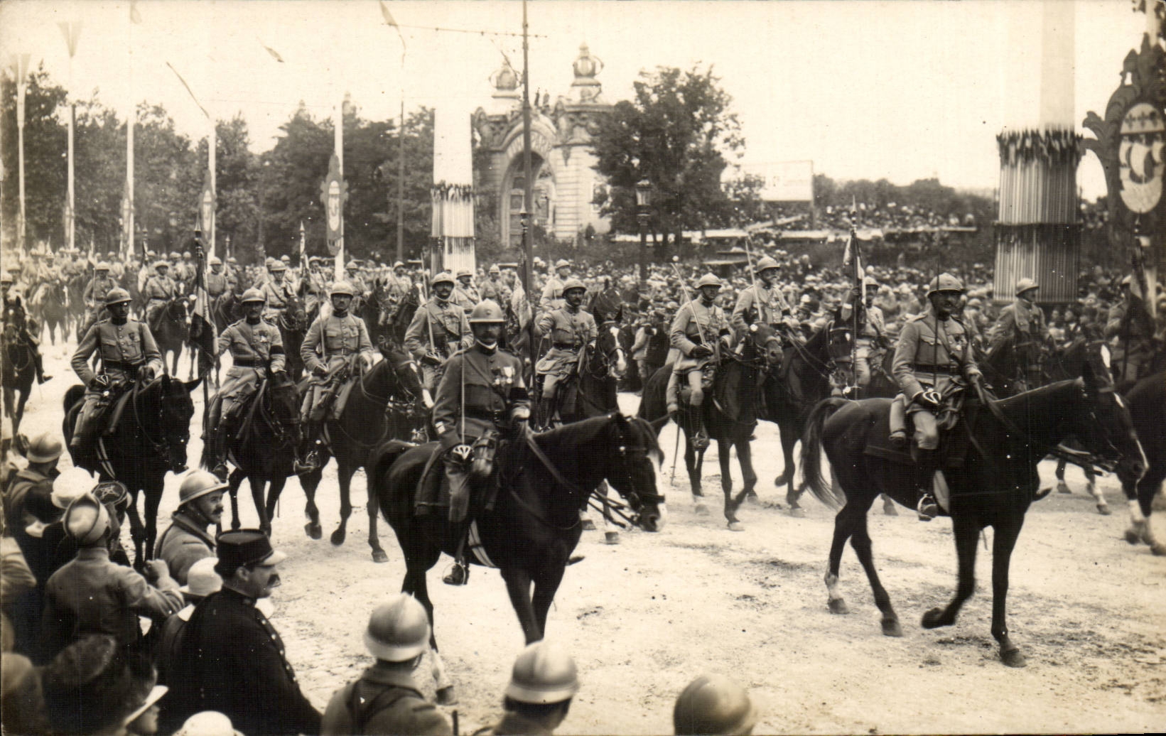 CPA Les fetes de la victoire 14 juillet 1919 Le defile Militaria 