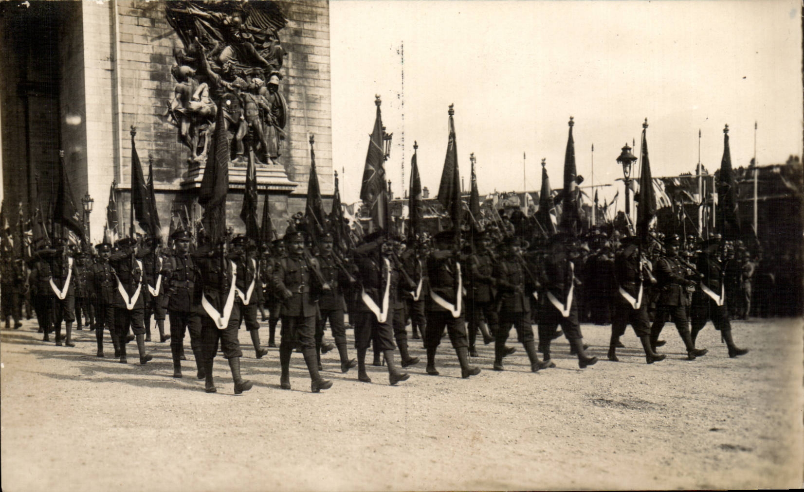CPA Les fetes de la victoire 14 juillet 1919 Les drapeaux anglais Militaria 