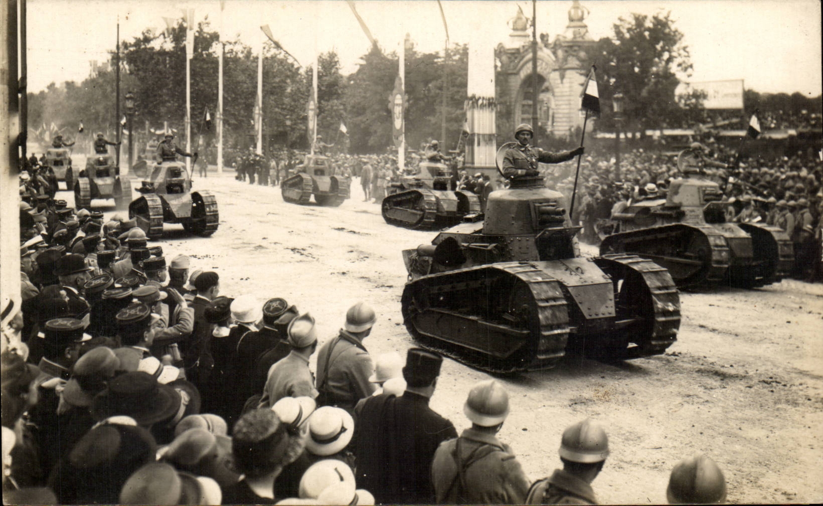 CPA Les fetes de la victoire 14 juillet 1919 Les chars d'assaut tank
