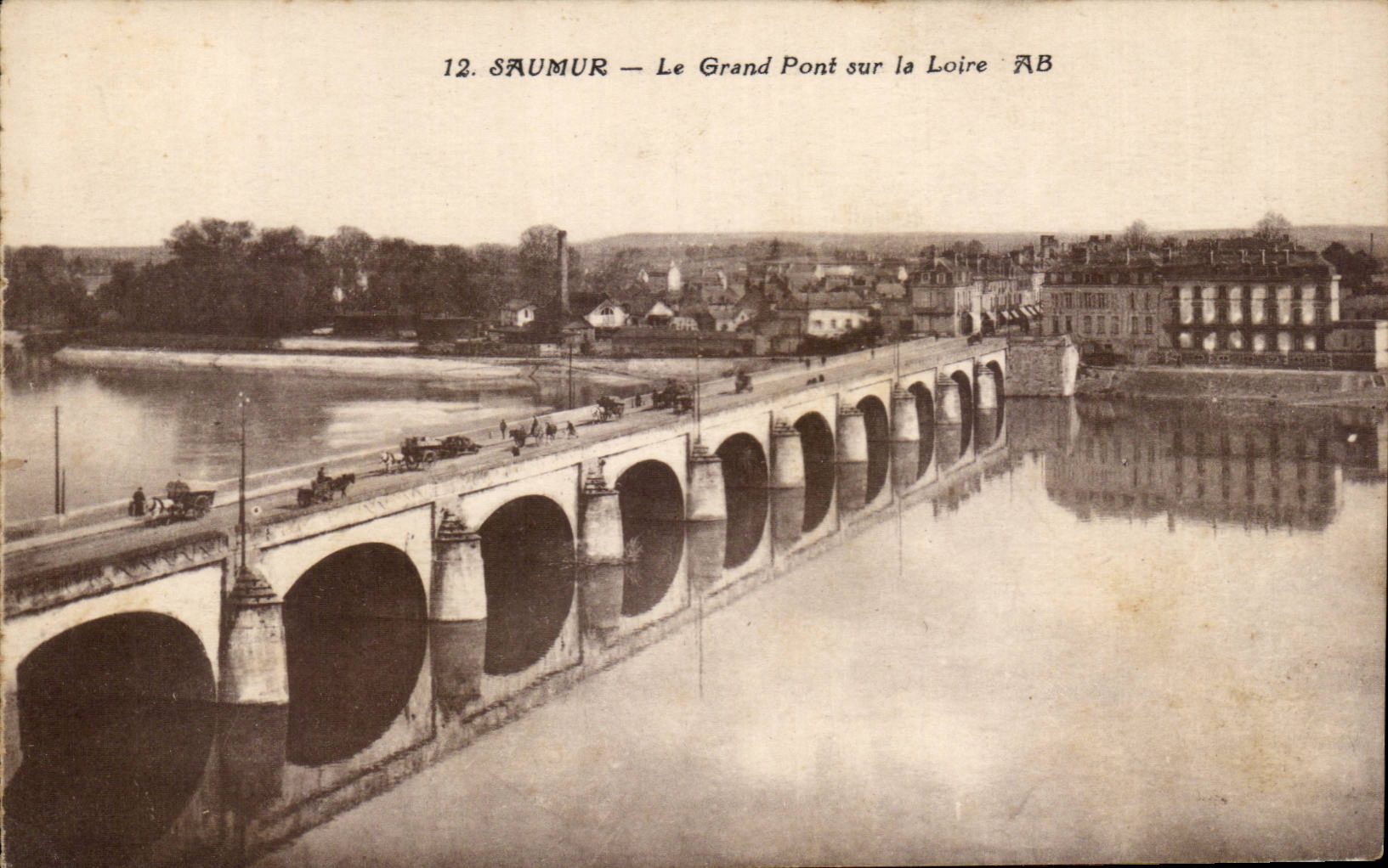 CPA Saumur Le grand pont sur la Loire