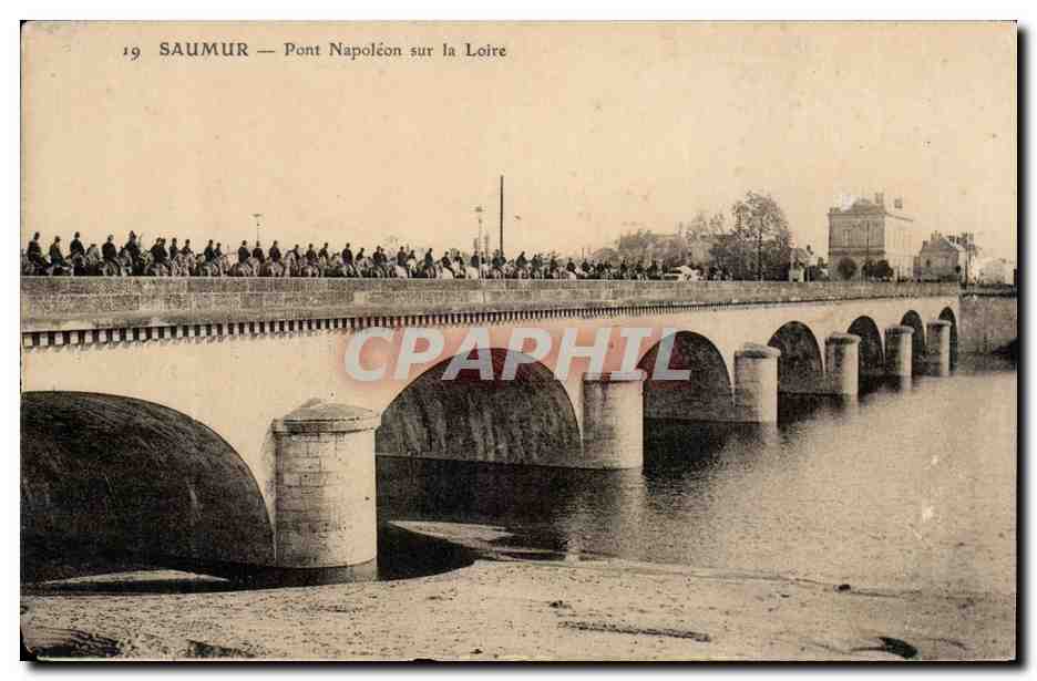 CPA Saumur Pont Napoleon sur la Loire Cavaliers militaria 