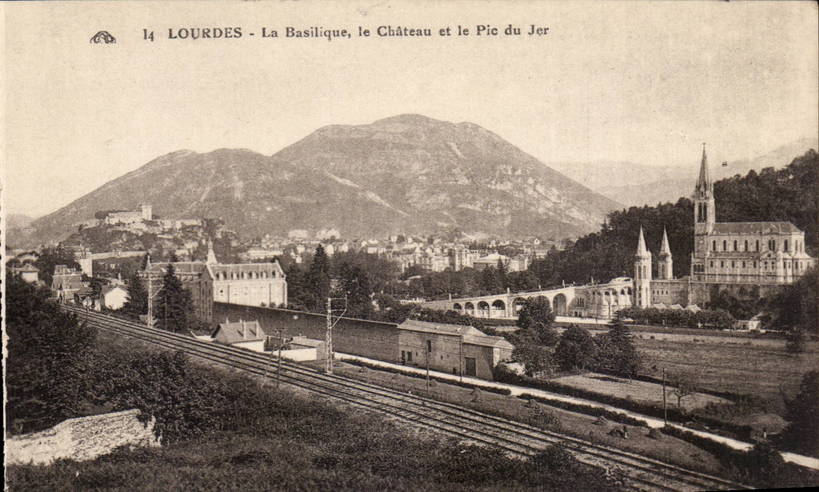 CPA Lourdes La basilique le Gave le chateau et le pic du Jer