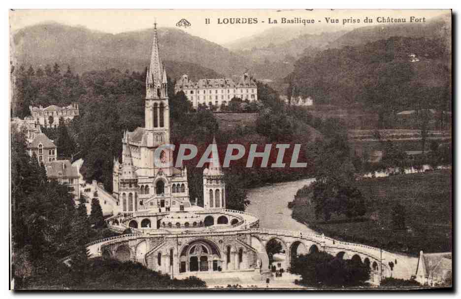 CPA Lourdes La basilique Vue prise du chateau fort