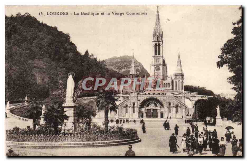 CPA Lourdes La basilique et la vierge couronnee