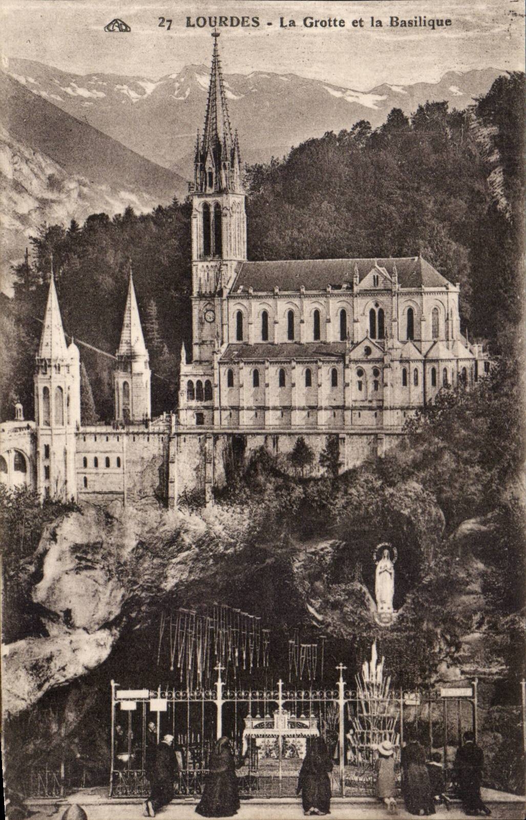 CPA Lourdes La basilique et la grotte