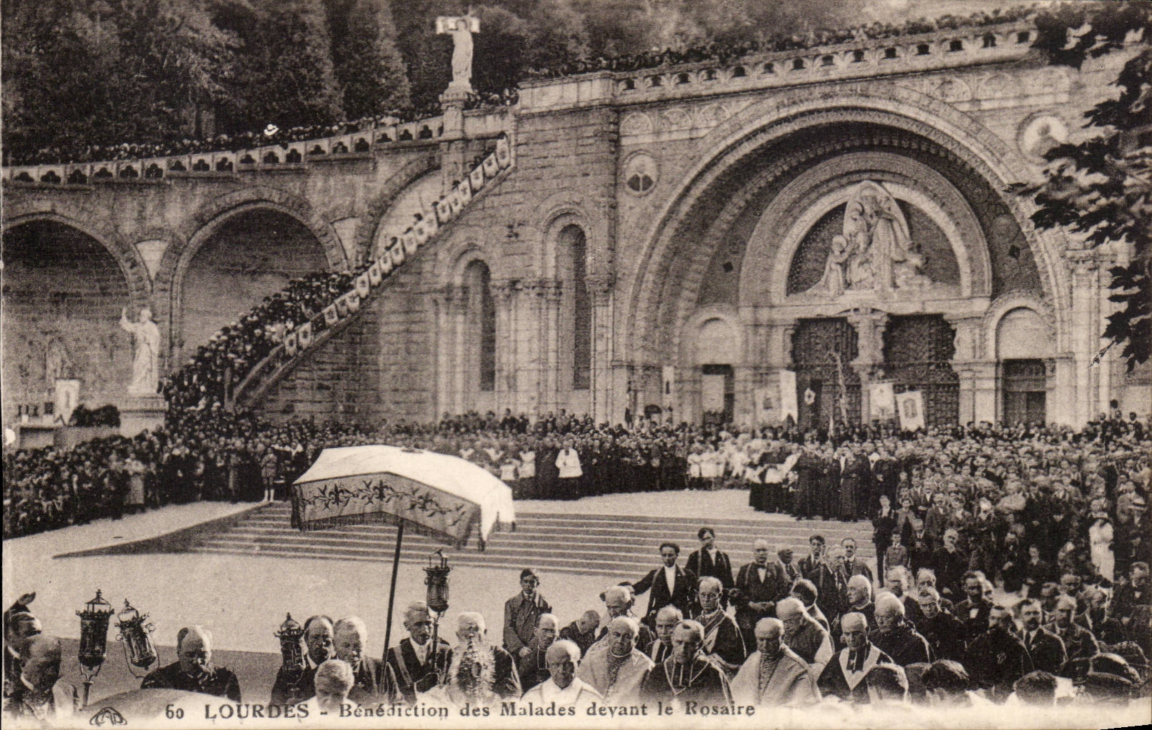 CPA Lourdes Benediction des malades devant le rosaire
