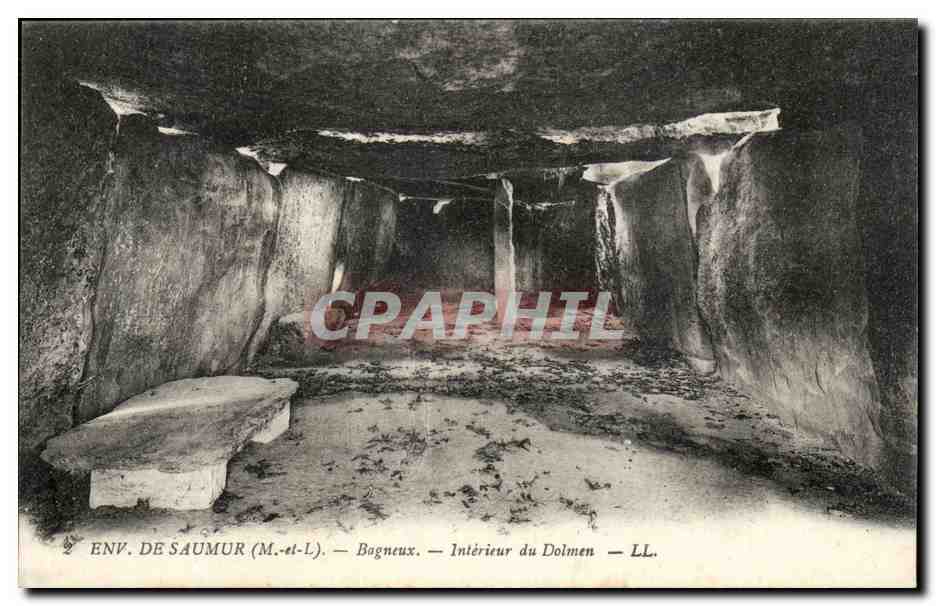 Environs de Saumur CPA Bagneux Interieur du dolmen
