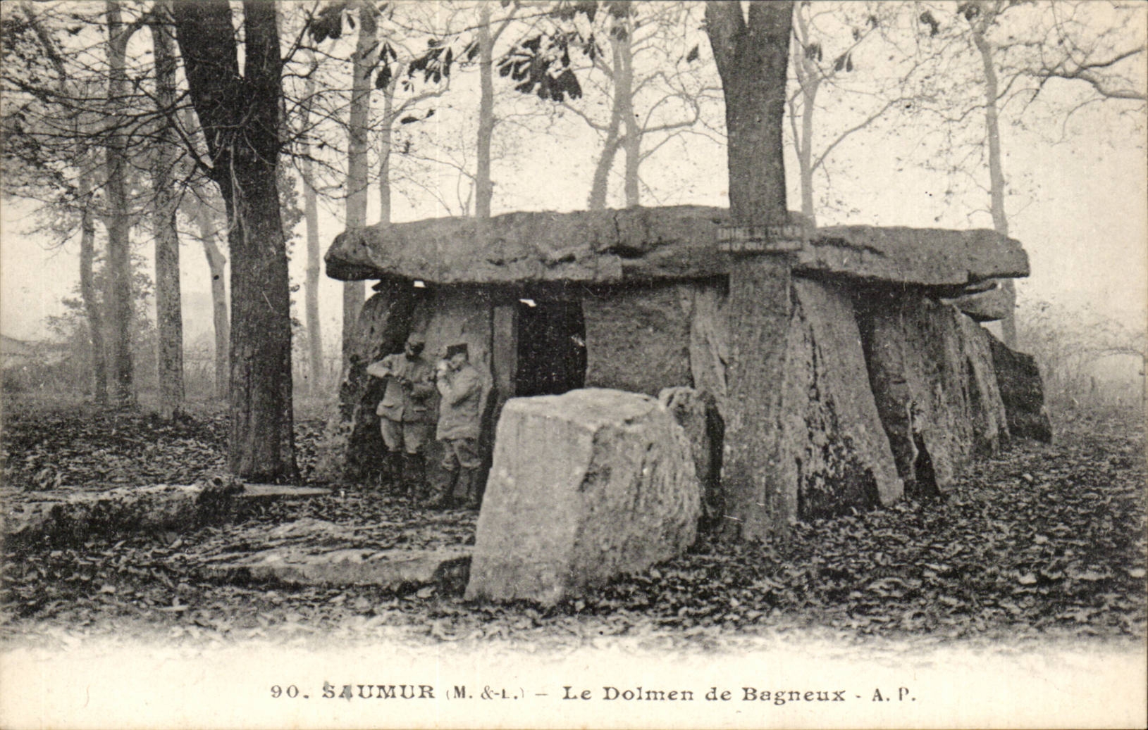 Environs de Saumur CPA Bagneux Le dolmen