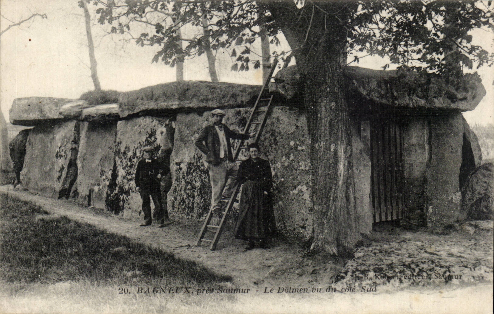 Environs de Saumur CPA Bagneux Le grand dolmen