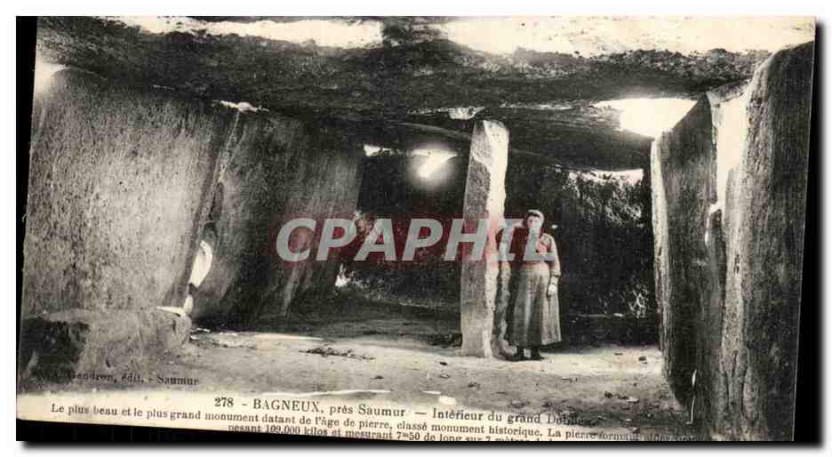 Environs de Saumur CPA Bagneux Le grand dolmen Interieur