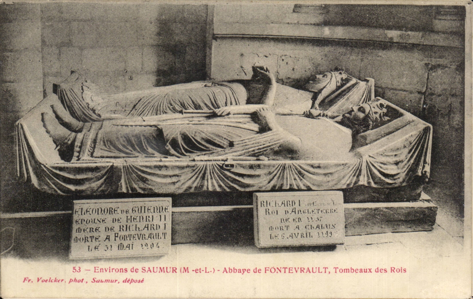 CPA Environs de Saumur Abbaye de Fontevrault Tombeaux des tois