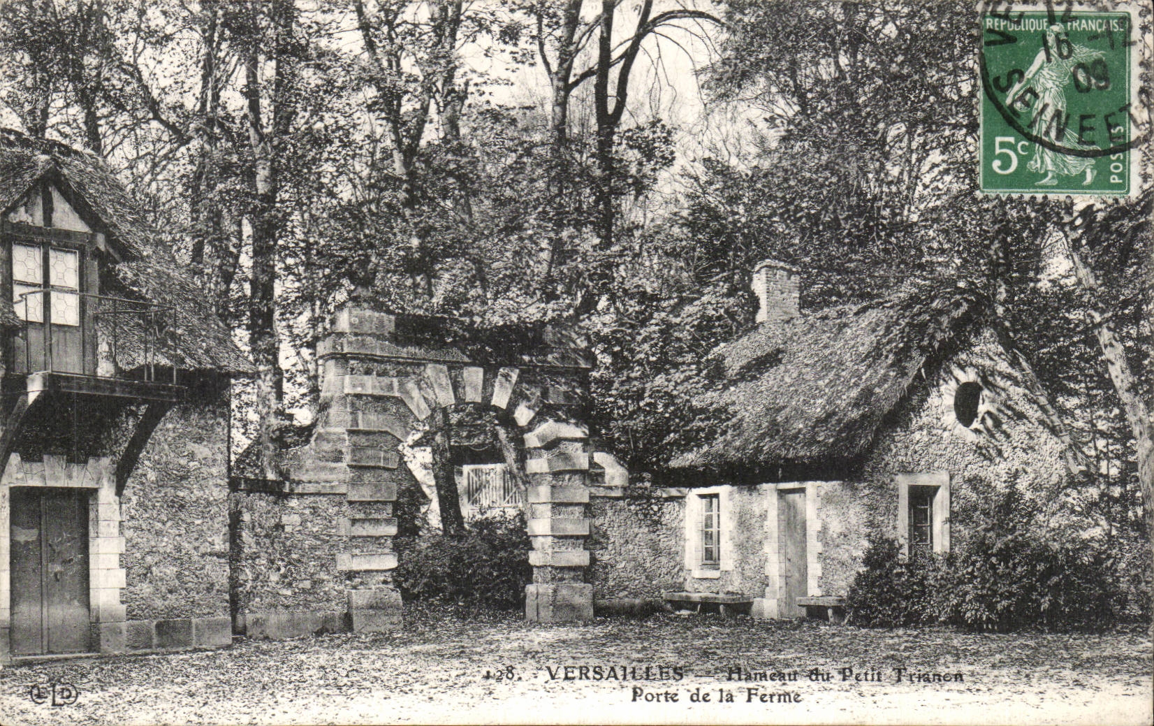 CPA Versailles Hameau du petit Trianon Porte de la ferme