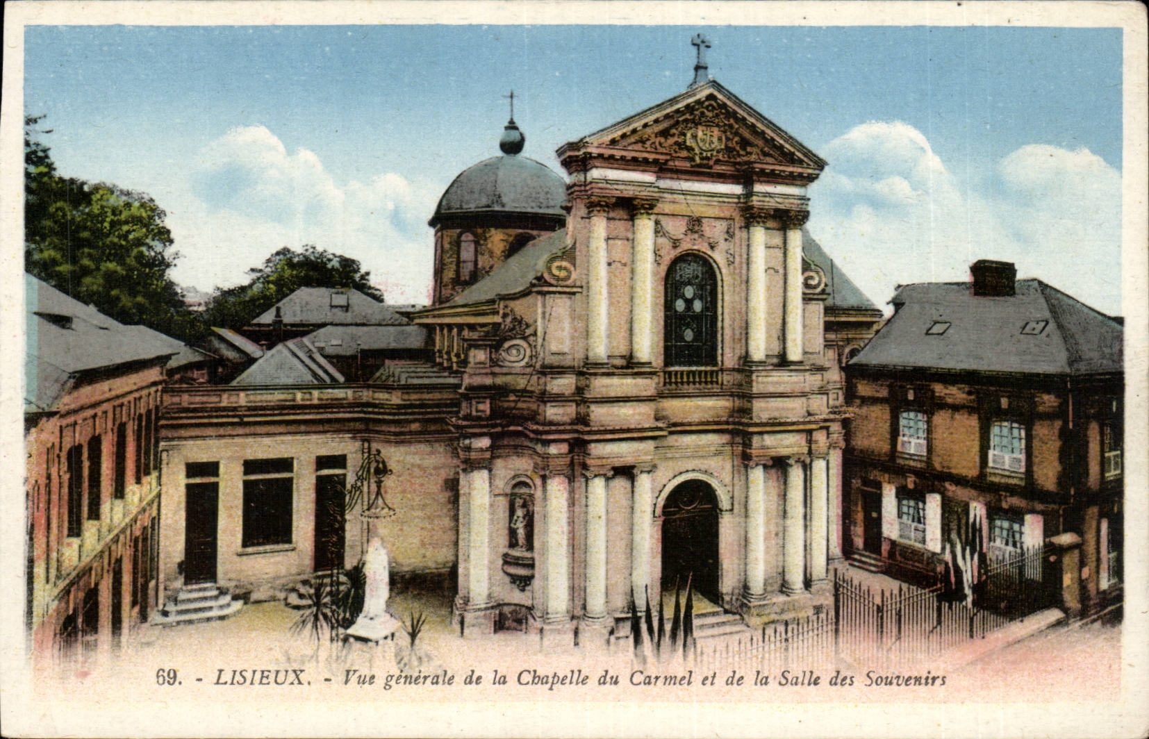 CPA Lisieux Vue generale de la chapelle du Carmel et de la salle des souvenirs