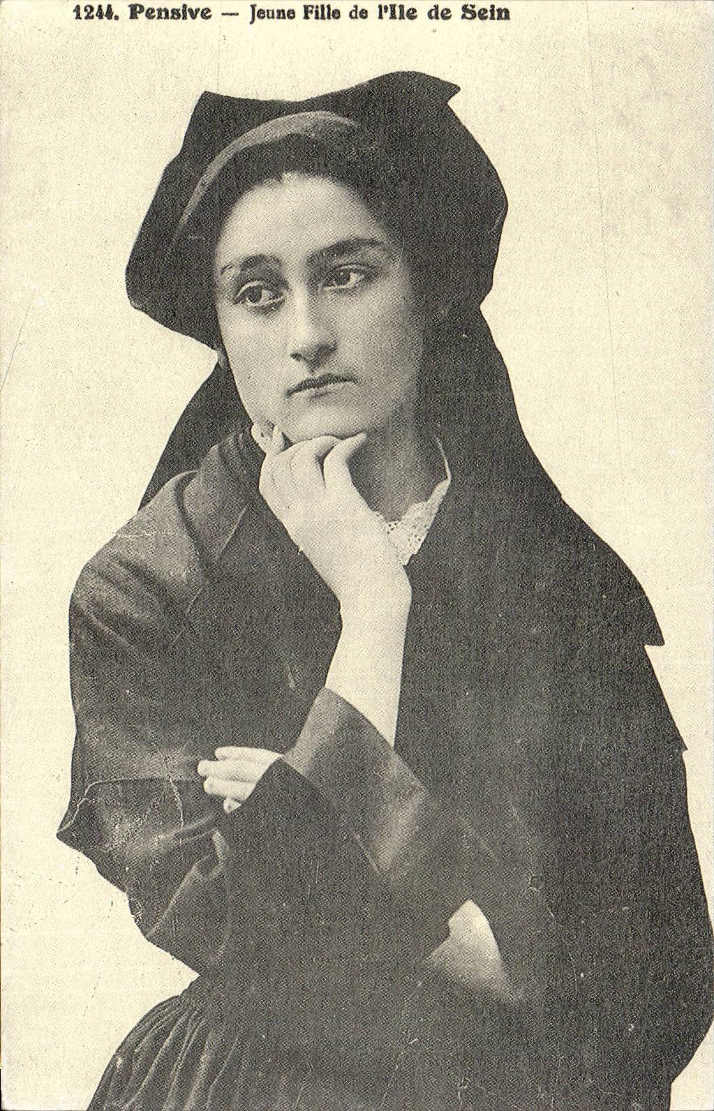 REPRODUCTION Pensive Jeune fille de l'ile de Sein ( folklore costume 