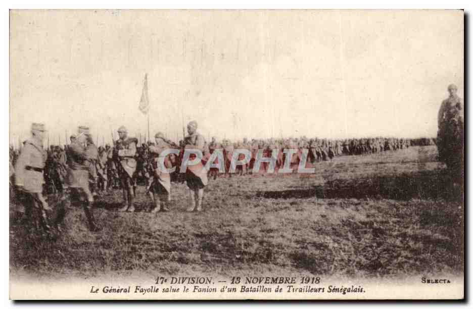 CPA 17eme division 13 novembre 1918 Le general Fayolle salue le fanion d'un bataillon de tirailleurs senegalais