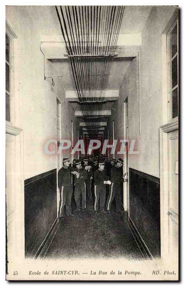 CPA Ecole de Saint Cyr Le rue de la Pompe Militarie