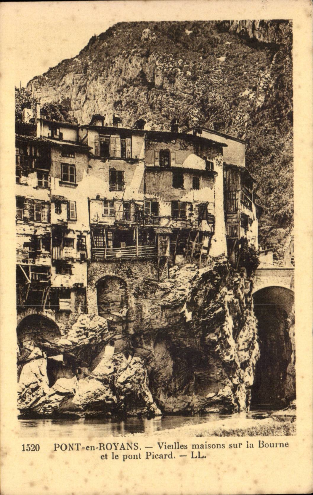 CPA Pont en Royans Vieilles maisons sur la Bourne et le pont Picard