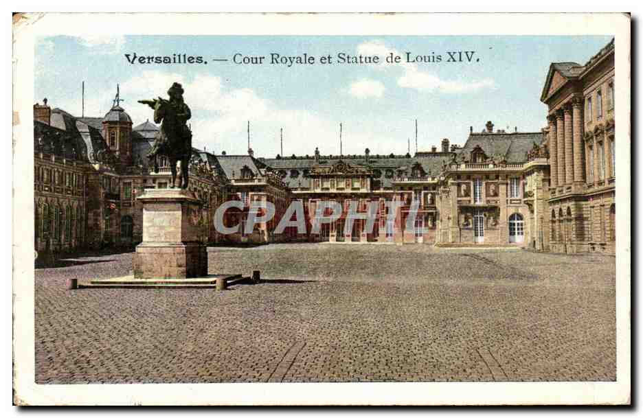 CPA Palais de Versailles Cour royale et statue de Louis XIV