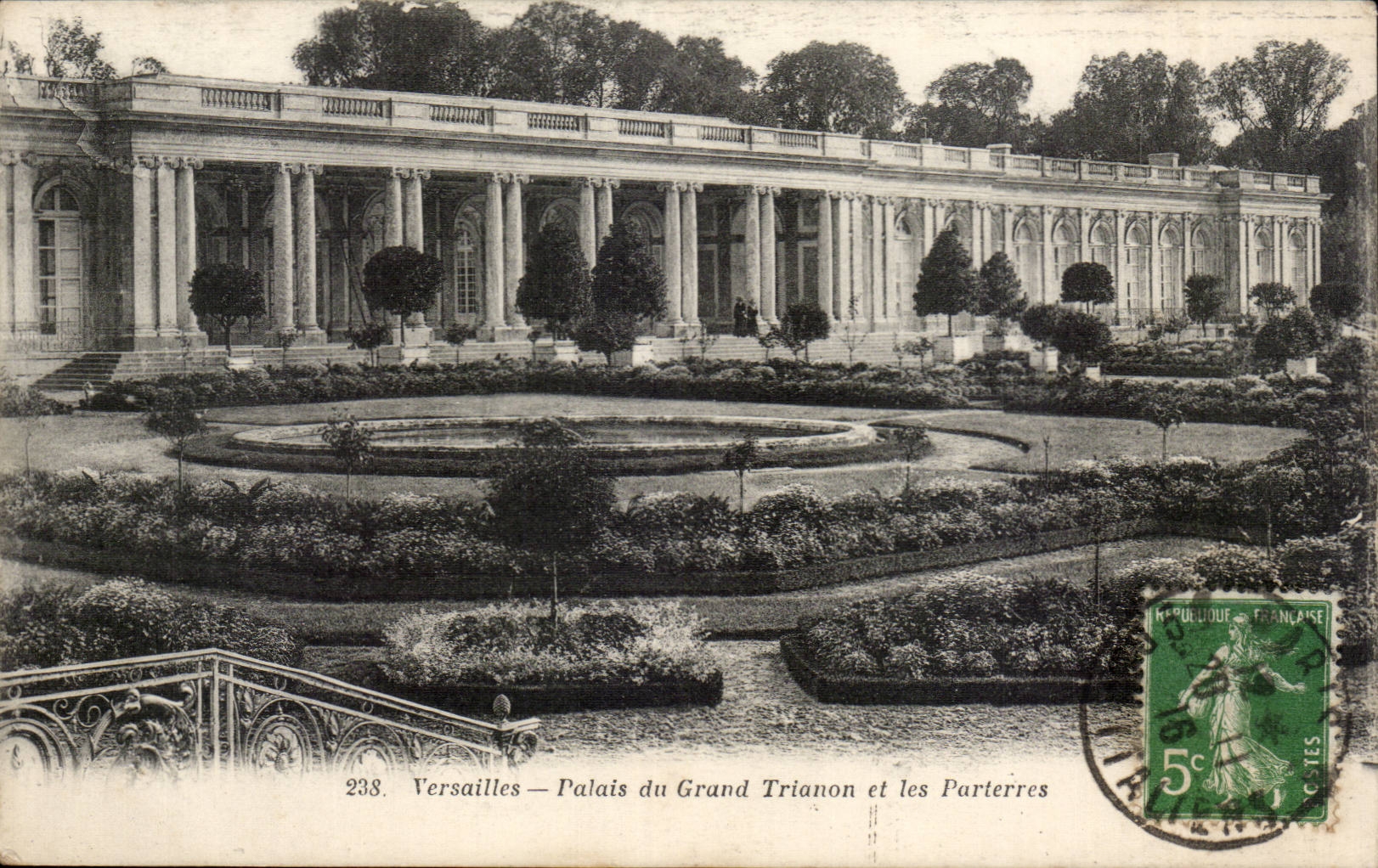 CPA Versailles palais du grand Trianon et les parterres