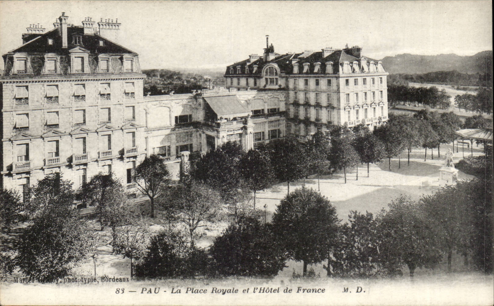 CPA Pau La place royale et l'hotel de France