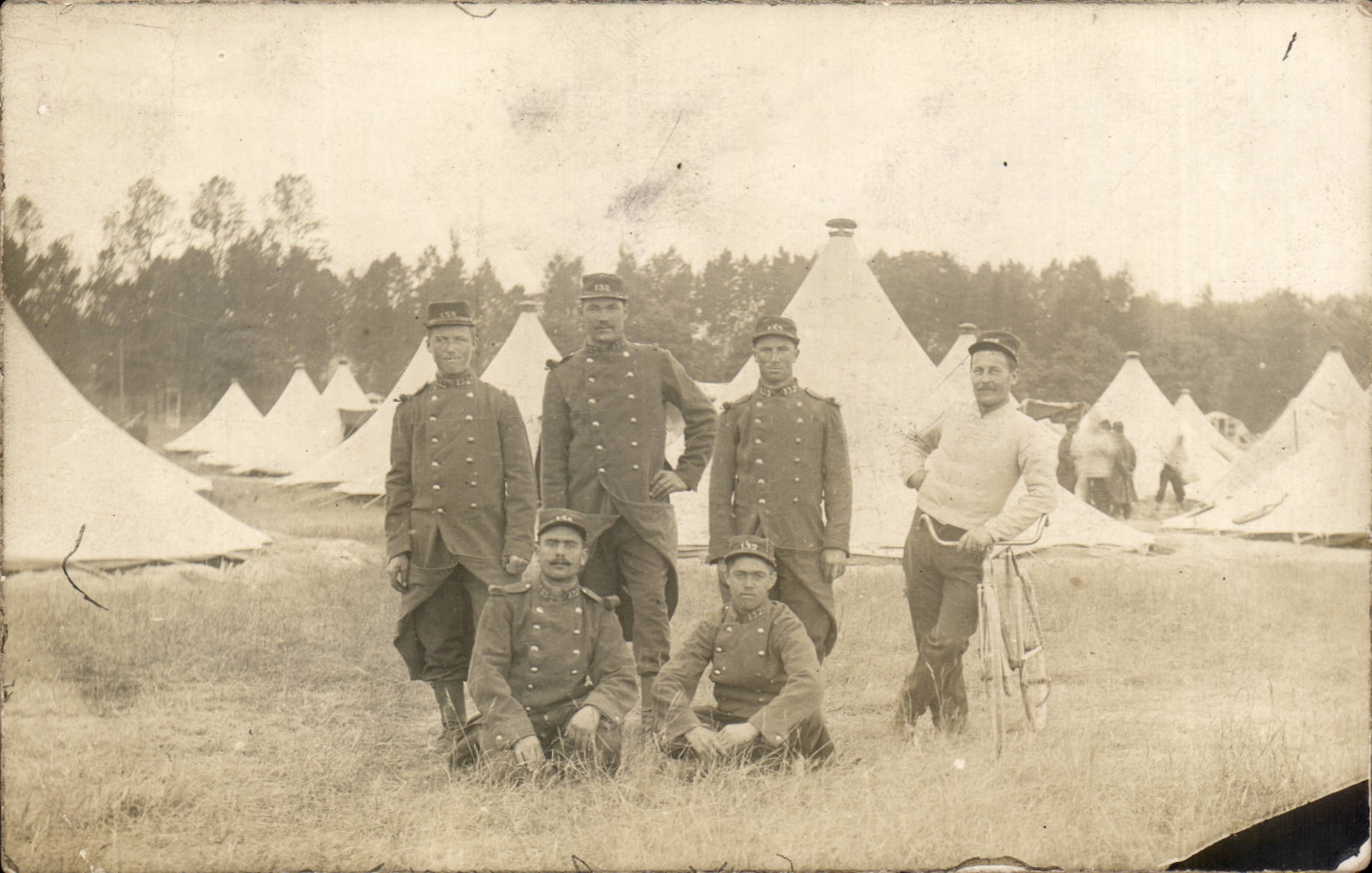 Campo militare — Soldati e ciclista — Fotografia Decaudin